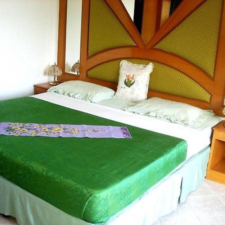 Waree'S Guesthouse Phuket Bagian luar foto