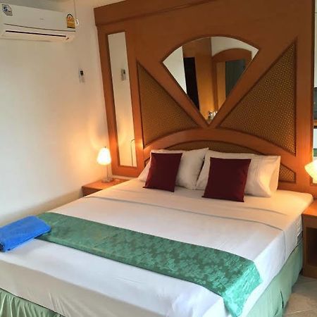 Waree'S Guesthouse Phuket Bagian luar foto